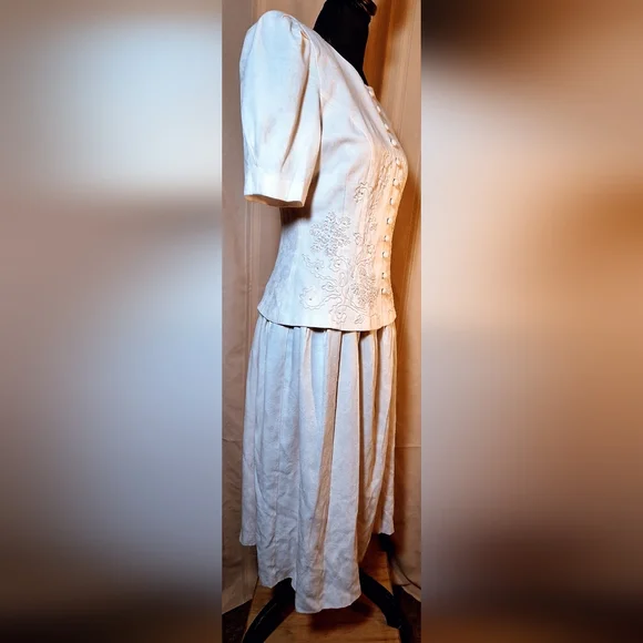 KARIN STEVENS Dress in a Delicate Pink With Embroidery and Bead Accents - Picture 2 of 8